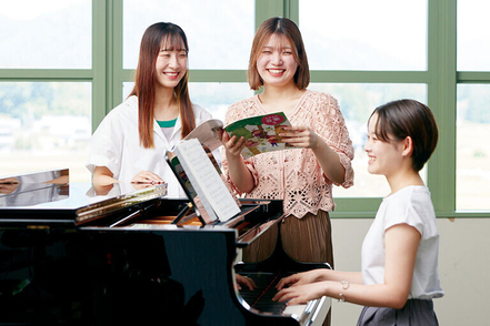 仁愛大学 子ども教育学科では、幅広い年齢の子どもをサポートできる保育・教育のプロを育成します