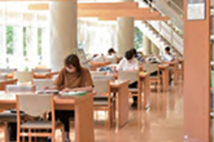 仁愛大学 平日は夜間まで利用できる附属図書館。課題に取り組んだり、資格に向けて勉強したりと、多くの学生が学びを深めています