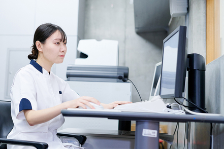 大阪物療大学 臨床現場に近い環境で、撮影技術や安全管理を徹底的に学びます。