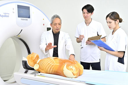 大阪物療大学 入学年次から臨床実習を終える3年次まで、複数の専任教員がチームとなり、学生一人ひとりの修学を継続的にサポートします。