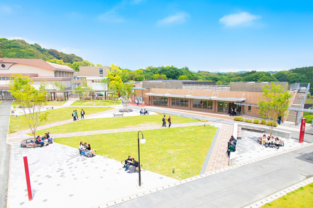 九州看護福祉大学 自然に囲まれた明るいキャンパスは、使いやすいバリアフリーで、知識と技術をはぐくむ豊富な実習施設と教育設備がそろっています