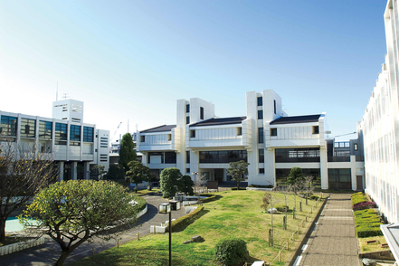 横浜商科大学 横浜のまちを一望できるキャンパス。学びに最適な環境を整えています。