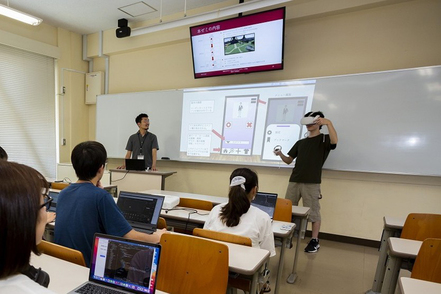 駒澤大学 最新IT機器を使った授業風景