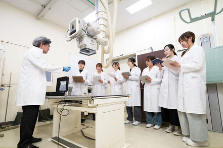 駒澤大学 「診療工学実験」の授業風景