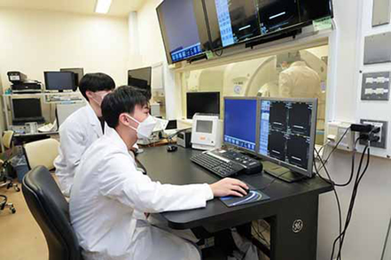 駒澤大学 実習室で画像分析をする学生達