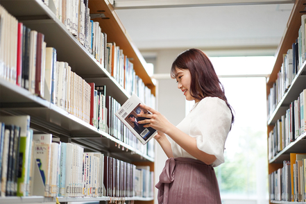 星槎道都大学 図書館やドレッシングルームなど施設・設備が充実。自然豊かなキャンパスです。