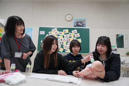 星槎道都大学 保育士と社会福祉士の2つの資格が取得可能で、ソーシャルワークの観点から保育士を目指すことができる