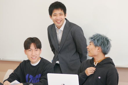 千葉経済大学 小規模だからこそできる高いレベルのコミュニケーション。学生一人ひとりに寄り添い、社会で活躍できる人材を育成します