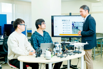 足利大学 人工知能技術を応用。人に寄り添う「察するコンピュータ」の実現を目指す