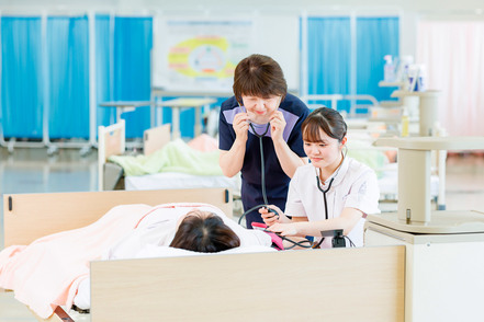 足利大学 基礎看護学では、看護の対象となる人々を理解し、看護実践能力の基盤となる知識・技術・態度を学修します