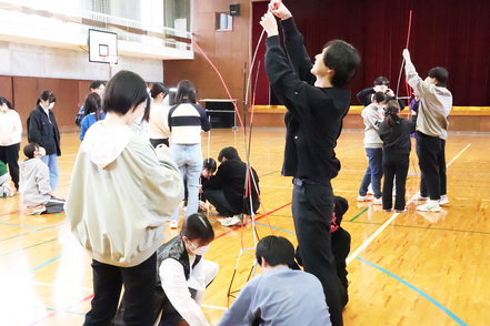 長崎純心大学 【福祉・心理学科】福祉レクリエーション論／さまざまな対象者を想定し、現場で実践されているレクリエーションやその工夫を学ぶ