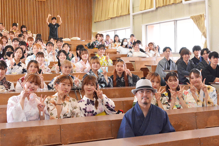 美作大学 七夕浴衣登校は30年以上続く伝統行事。学生だけでなく教職員も浴衣や甚平で登校し、キャンパスが華やかに