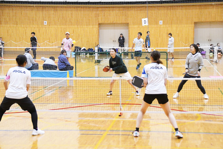 美作大学 小規模大学ながらクラブ・サークルの団体数は50近くあり、学生が主体的に活動できる環境。注目のピックルボールは指定強化部