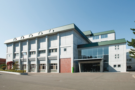 北翔大学 【SPOR】体育館、プール、トレーニングジムなどを併設した研究施設。地域スポーツクラブを運営し、健康づくりや運動指導を学ぶ。