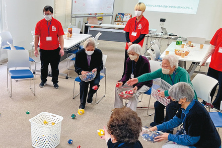 北翔大学 【介護予防実践演習】北海道内各地域の介護予防事業に学生が参画する取り組みが多くあり、学生自ら企画・運営や運動指導を行う。