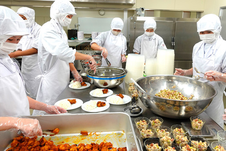 中国学園大学 給食管理実習Iでは、栄養計算から調理までを学生が一貫して実施。学生や教職員も給食体験。とっても美味しいと評判です！