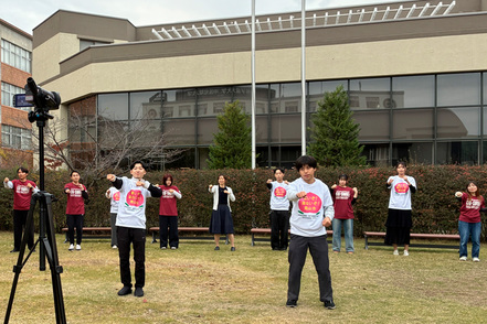 中国学園大学 『凄いぞ！面白いぞ！岡山市』PV撮影の一コマ。岡山市の特色を取り入れた、子どもたちが楽しく踊れる歌とダンスを作りました。