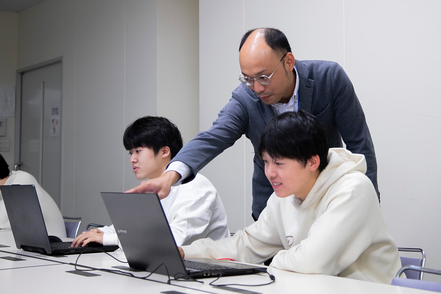 九州情報大学 人工知能やデータ分析などの高度な内容を学び、データ解析に必要な知識と技術を修得！