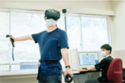 吉備国際大学 3Dモデル制作会社から講師を招聘。ゲームエンジンを用いたVR技術・モーションキャプチャーを学び、VRチャット環境を体験します
