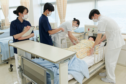 姫路獨協大学 臨床現場の状況を模擬的に再現した体験型授業＝シミュレーション教育により、将来現場で活かせる実践力を養います。