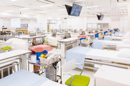 姫路獨協大学 授業ではシミュレーターを用いて対象者の健康状態を把握する観察技術や様々な援助技術、感染予防の技術などを学びます。