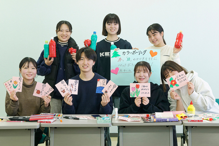 姫路獨協大学 1～2年次に開講する全学部共通科目で他学部学生と同じ授業を受講。学部を越えて互いの専門性を理解し、協働する力を育成。