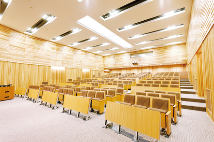 姫路獨協大学 生涯学習の中核施設として設立された創立20周年記念ホール。日々の授業だけでなく、公開講座や講演会等で使用されています。