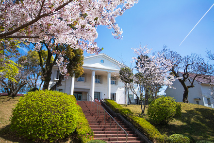 鎮西学院大学 創立145周年を迎えた鎮西学院大学。地域づくり、国際交流、福祉の実績をもとに、全く新しい情報系の学部を開設します