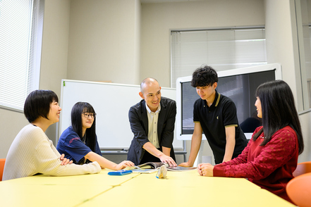 身延山大学 &ldquo;こころ見つめる　こころ寄り添う&rdquo;、&ldquo;人の幸せを学ぶ&rdquo;。長い歴史をもつ本学は、各専攻で人の幸せに寄り添う精神を学びます。