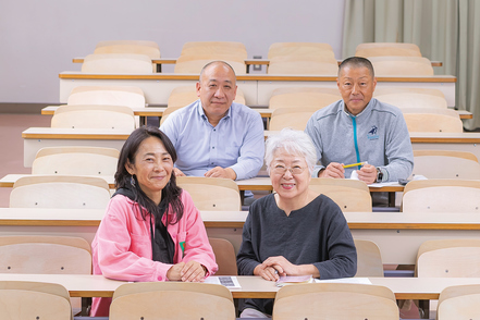 身延山大学 10代から70代まで。それぞれの夢をカタチにしようと共に学んでいます。働きながらでも学べる「長期履修学生制度」があります。