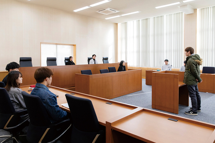 岡山商科大学 学内の模擬法廷で模擬裁判