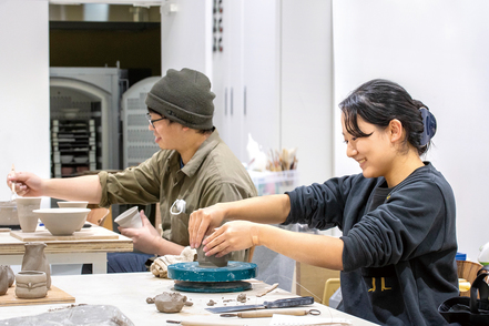名古屋造形大学 どの領域の学生も自由に使える共同工房をはじめ、陶芸室、木工室、写真スタジオなど、美大ならではの創作環境が充実しています。