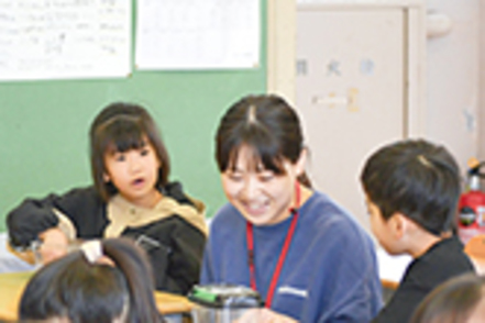 鎌倉女子大学 【教職等インターンシップ】2年次より週に1回、学校現場で先生方の補助や困っている子どものへの支援をします