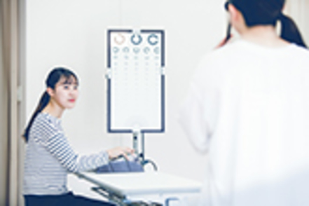 鎌倉女子大学 【養護活動実習】実際の保健室のような養護実習室で、学校内での養護活動を経験し、健康管理や安全管理などについて学びます