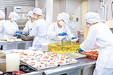 鎌倉女子大学 【給食経営管理論実習】食事計画を行い、給食マネジメントについて学びます。大量調理機器を備えた実習室で大量調理を行います