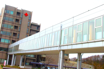 日本赤十字東北看護大学 秋田赤十字病院と専用ブリッジで直結し、実習から学内カンファレンスまでスムーズに行える好環境。病院と連携した教育体制が特長