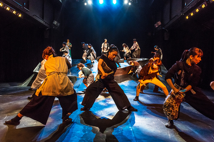 四国学院大学 演劇コースでは、著名な演出家・振付家が1ヶ月ほど学内に滞在し、年に2回学生と作品を創ります