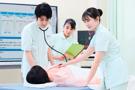 山陽学園大学 学内には最先端の看護学教育機器を備え、岡山大学病院、岡山赤十字病院、岡山市立市民病院などで実習を行います。