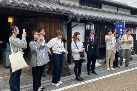 山陽学園大学 教室の授業だけにとどまらず、フィールドワークや地域活動などにより、地域に飛び込む実践的な学びを積み重ねます。