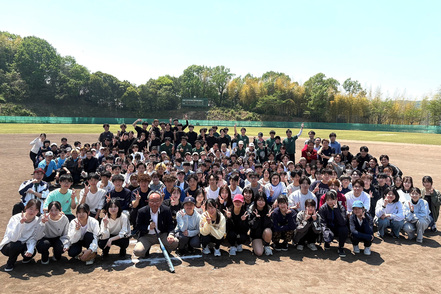 福山大学 ソフトボール大会の集合写真