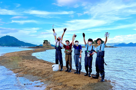 福山大学 目の前が瀬戸内海という恵まれた立地、附属水族館や大規模な飼育設備といった充実の設備を活用した実践的な学習ができます。