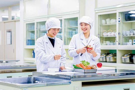 福山大学 実践的なカリキュラムや、地域と連携したボランティア活動、教員によるきめ細やかな指導により、高い専門性と人間性を育てます。