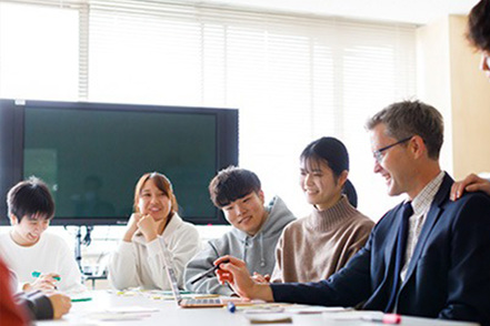 福山大学 アメリカ、中国、韓国、ブルガリアなど10カ国、31大学と海外学術教育交流協定を締結し、協定校への留学を強く推奨しています。