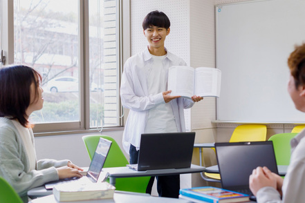 福山大学 実例を交えながら理論を解説し、理論と実践を広く理解するビジネスパーソンを育成します。