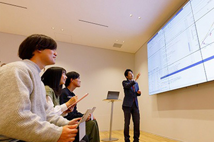 福山大学 経済学的な思考を身につけ、様々な場面で活躍できる「経済ゼネラリスト」を目指します。