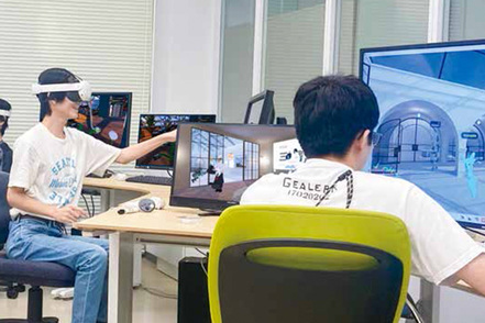 福山大学 VR機器やドームスクリーンを備えた演習室でアイデアを形に!