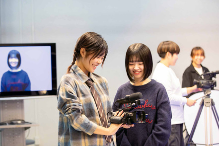 福山大学 CG・Web・さまざまな映像など、新たな時代のメディア制作や研究の方法論を学びます。