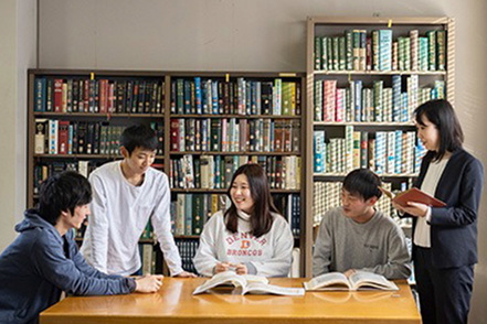 福山大学 歴史、文学、言語・思想にわたる幅広い専門分野をとおして、「人間」「文化」「社会」を追究し、「自分の好きなこと」を学問に。