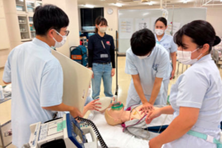 福山平成大学 学生が心停止対応の手技を学び、チームで救命処置を実践する様子