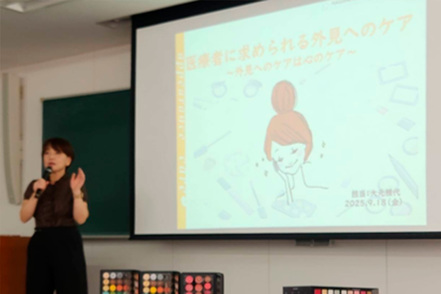 福山平成大学 看護職の視点で、患者の外見ケアについて学ぶ講義の様子